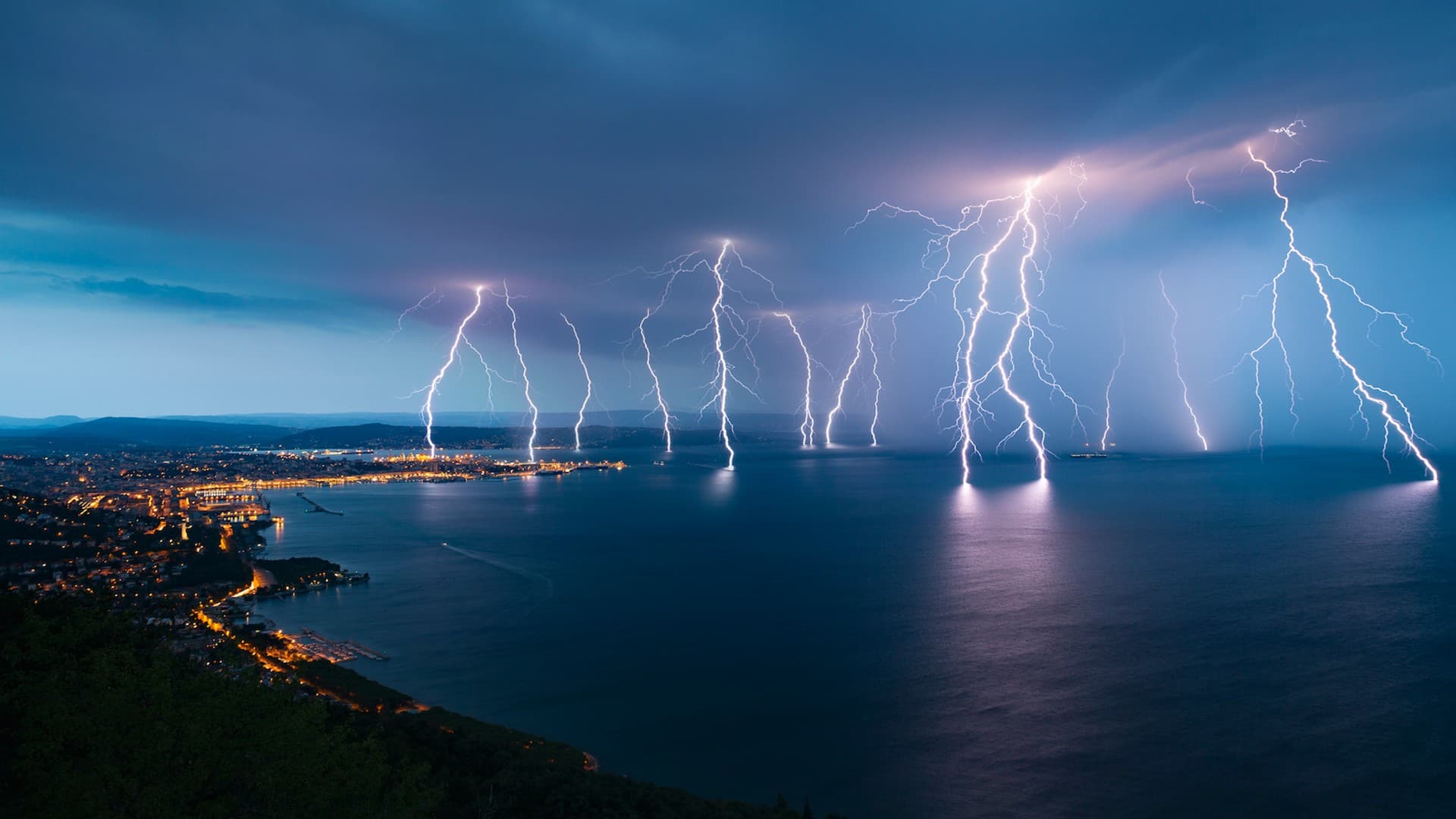 Lightning on Earth is sparked by a powerful chain reaction from outer space, simulations show - Live Science